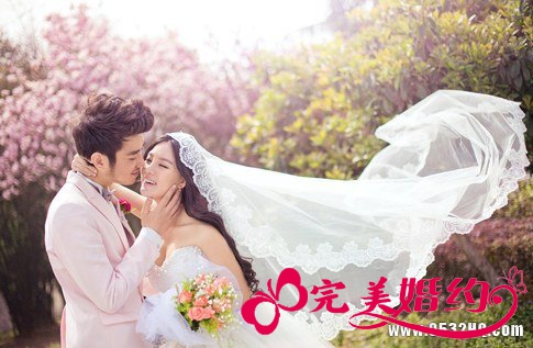 白色婚纱搭配什么造型和头花好看