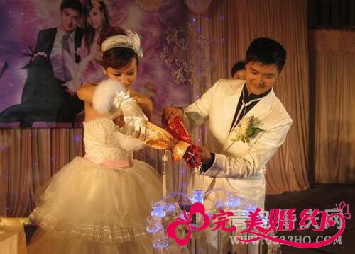 婚礼上倒香槟