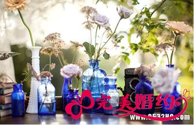 浪漫鲜花+多彩插花瓶 打造浪漫彩色婚礼
