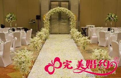 婚礼现场进场过道布置：高贵雅致