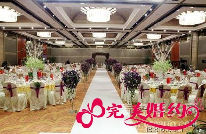 婚礼现场进场过道布置：紫色典雅