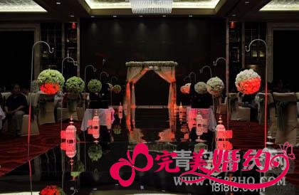 婚礼现场进场过道布置：神秘奢华