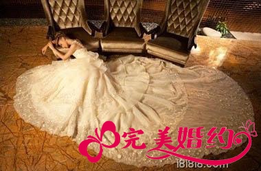 白色纯洁长拖尾时尚婚纱