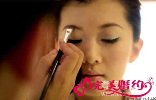 如何让新娘对化妆师跟妆服务满意